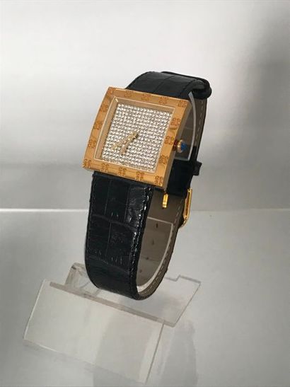 null GIVENCHY
Montre en métal doré et cadran strass sur bracelet cuir mouvement quartz
Longueur...