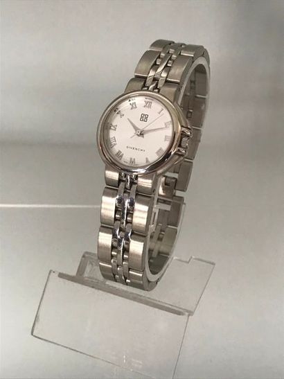 null GIVENCHY 

Bracelet montre de dame en acier mouvement quartz 

Longueur : 19...