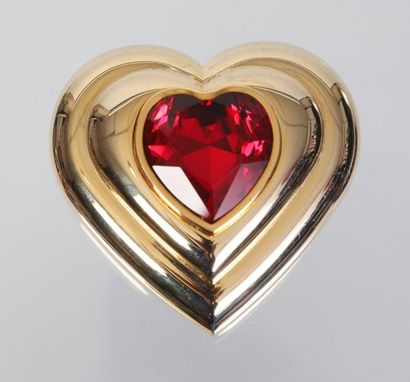 null YVES SAINT LAURENT

Poudrier coeur en métal doré orné d'un strass facetté rouge...