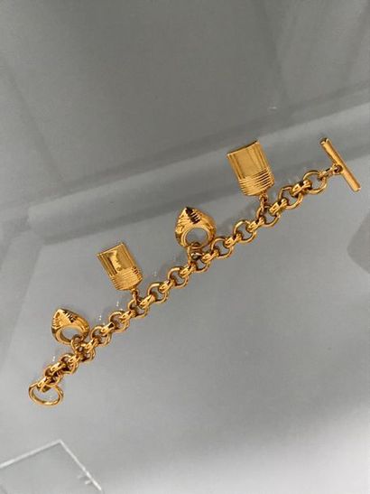 null BOUCHERON Parfums Paris 

Bracelet en métal doré à décor de charms représentant...