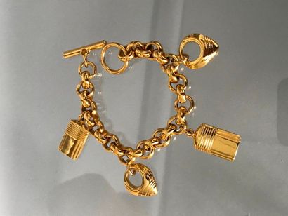 null BOUCHERON Parfums Paris 

Bracelet en métal doré à décor de charms représentant...