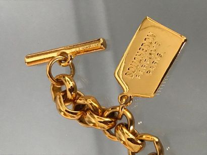 null BOUCHERON Parfums Paris 

Bracelet en métal doré à décor de charms représentant...