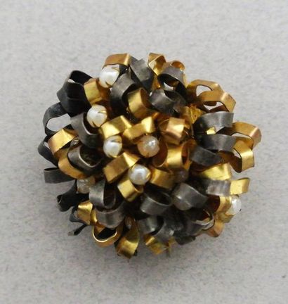null Clip dalhia en métal doré patiné et perles de verre - Circa 60 Diamètre : 5...