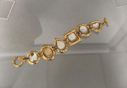 null EDOUARD RAMBAUD 

Bracelet en métal doré et résine nacrée (usures) 

Longueur...