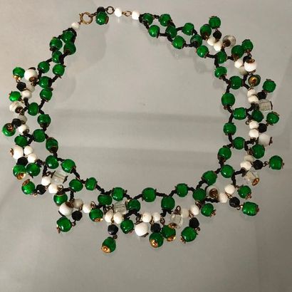 null Collier collerette orné de perles de verre vertes et blanches 

Longueur : 43...