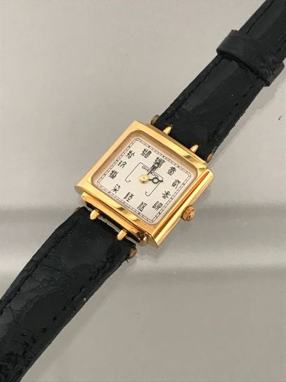 null GIVENCHY 

0Montre de dame en métal doré sur bracelet cuir mouvement qaurtz...