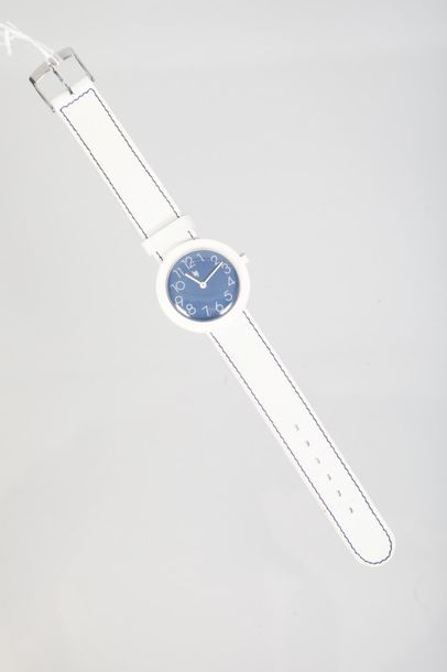 null LIP 

Bracelet montre en plastique blanc et cadran fond bleu mouvement automatique...