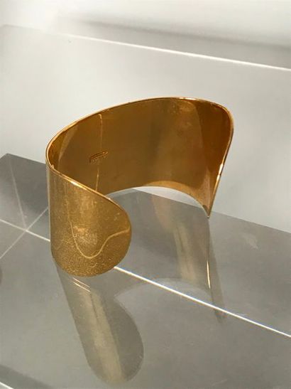 null MONET 

Bracelet manchette en métal doré 

Largeur : 6,5 cm
