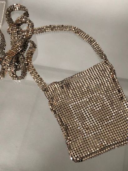 null PACO RABANNE 

Collier sac résille en métal argenté et strass 

Longueur : 70...