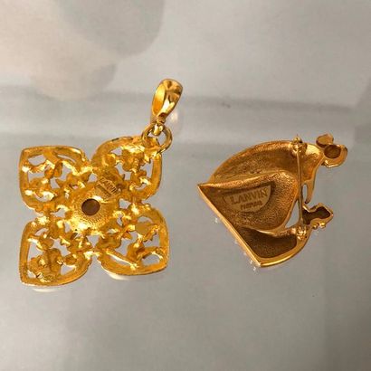 null LANVIN 

1 Broche et 1 Pendentif en métal doré 

Hauteurs : 8 et 4,5 cm