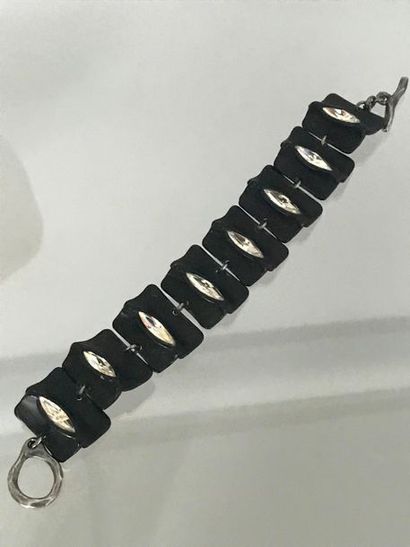 null IKUO Paris 

Bracelet en métal patiné noir et strass 

Longueur : 18 cm