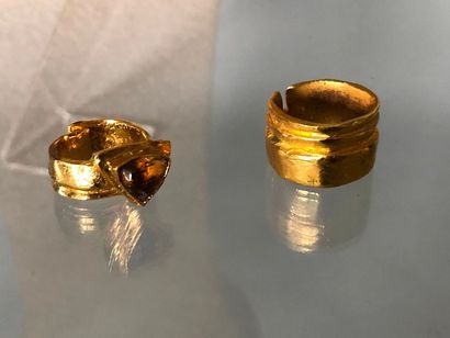 null ANNA STEIN (né en 1936) 

2 anneaux en métal doré orné d'un quartz jaune triangulaire...