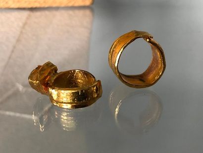 null ANNA STEIN (né en 1936) 

2 anneaux en métal doré orné d'un quartz jaune triangulaire...