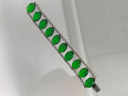 null Bracelet en métal argenté orné de cabochons de verre vert 

Longueur : 18 c...
