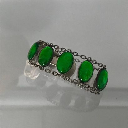 null Bracelet en métal argenté orné de cabochons de verre vert 

Longueur : 18 c...