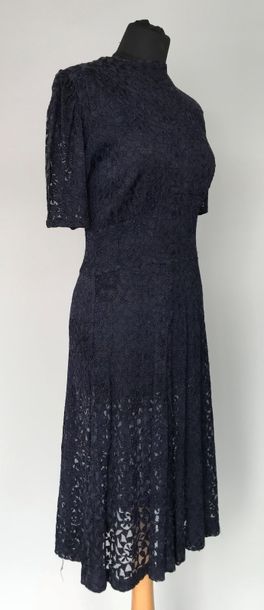 null Robe d'après-midi en dentelle sur tulle bleu marine - circa 1930 - taille 3...