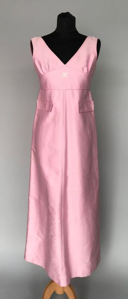 null COURREGES Paris 

Robe longue en satin rose - circa 70 - taille 38