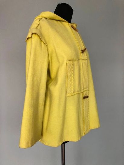 null JAOUEN Quimper 

Kabig en lainage jaune circa1970 - taille 38