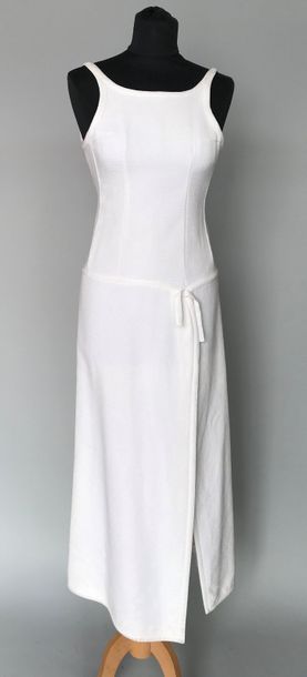 null HYPERBOLE COURREGES Paris 

Robe longue en piqué de coton blanc - circa 70 -...