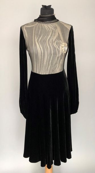 null JEAN PAUL GAULTIER 

Robe en velours noir et tulle noir et blanc cachant un...