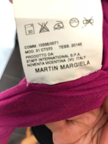 null MARTIN MARGIELA Ligne 4 

Robe en jersey rose tyrien à encolure américaine circa...