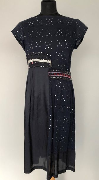 null COMME DES GARCONS 

Robe sans manches en soie et coton bleu rebrodé de paillettes...