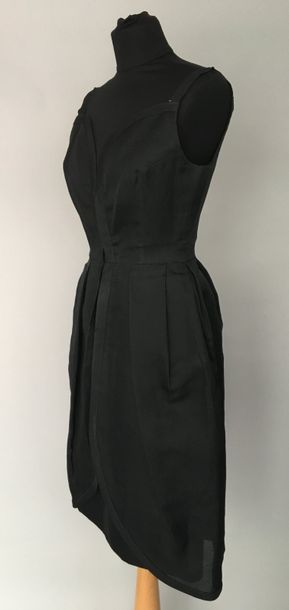 null ANONYME

Haute Couture Robe de gazr noir à dos pétales - circa 1960 - taille...