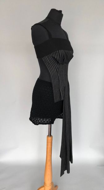 null YOJHI YAMAMOTO 

Robe tablier en crêpe noir et lainage à rayures noir et gris...