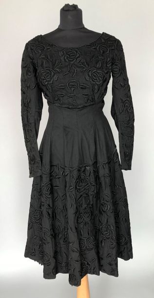 null Robe en drap de laine noir rebrodé de fleurs circa 1960 - taille 36 (accide...