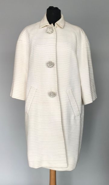 null Manteau en coton blanc à rayures gauffrées et boutons fleurs - circa 1960 -...