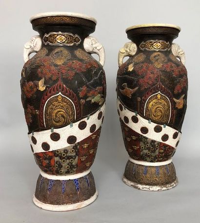null JAPON vers 1900

Paire de vases balustre en faience de Satsuma polychrome représentant...