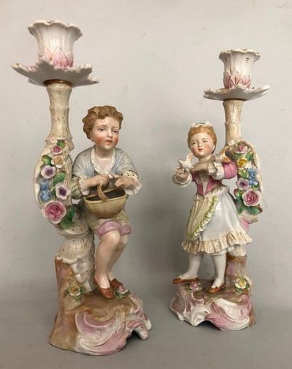 null Paire de sujets bougeoirs en porcelaine allemande polychrome ( petits manques)...