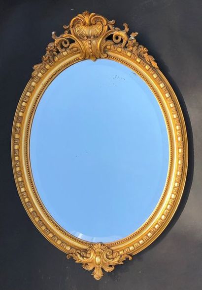 null Miroir ovale en bois et stuc doré de style Louis XVI (petits accidents) 

109...
