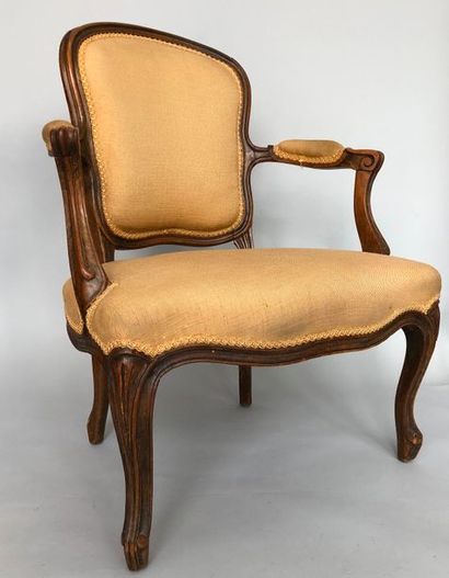 null Cabriolet en bois naturel de style Louis XV, garniture beige.
