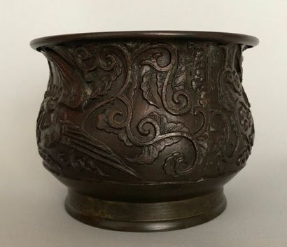 null CHINE 

Brule parfum en bronze époque Ming 

8,5 x 11 cm