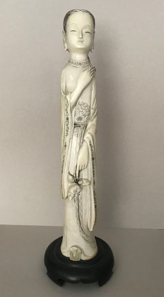 null Sujet en ivoire, représentant une jeune femme à la fleur. 

Chine, vers 1930....