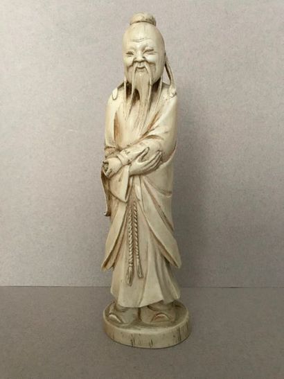 null Statuette en ivoire, représentant un sage les bras croisés. Signé sur la base.

Chine,...