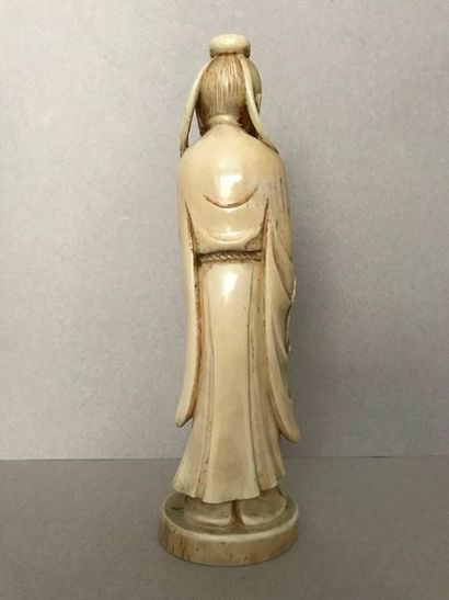 null Statuette en ivoire, représentant un sage les bras croisés. Signé sur la base.

Chine,...