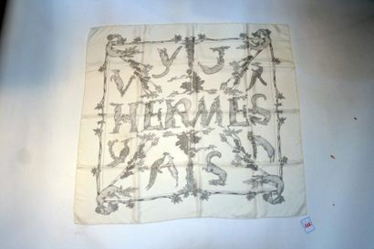 HERMES Paris "Alphabet III" signé Annie Faivre carré de soie ivoire 1990 (petite...