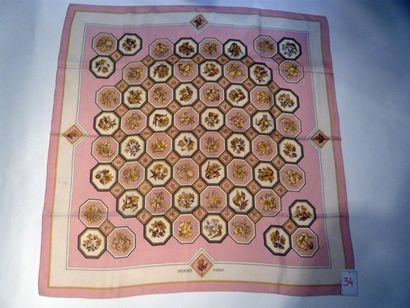 HERMES Paris rare carré en soie blanc et rose à motifs floraux circa 1960 ( tâches) ...