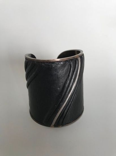 null Manchette de défilé en métal patiné et cuir noir, circa 80 - 7,5 x 6 cm