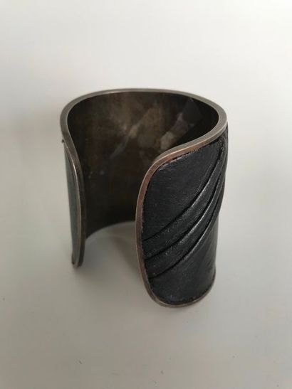 null Manchette de défilé en métal patiné et cuir noir, circa 80 - 7,5 x 6 cm