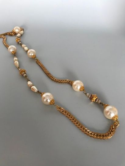 null PHILIPPE LEANDRI Paris 

Sautoir en métal doré perles nacrées et strass - Longueur...