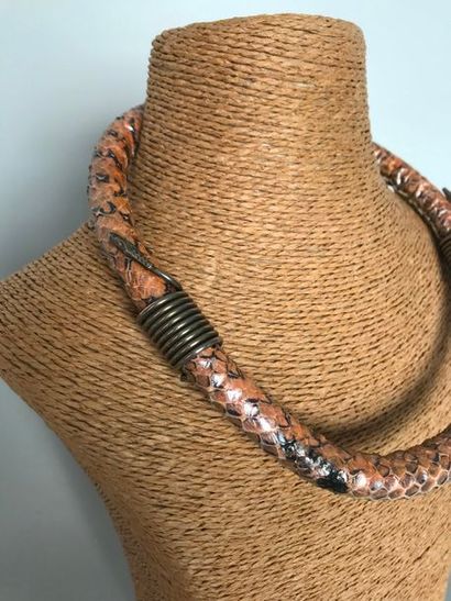 null WILMA SPAGLI 

Collier serpents en cuir façon écaille et motifs en métal argenté...