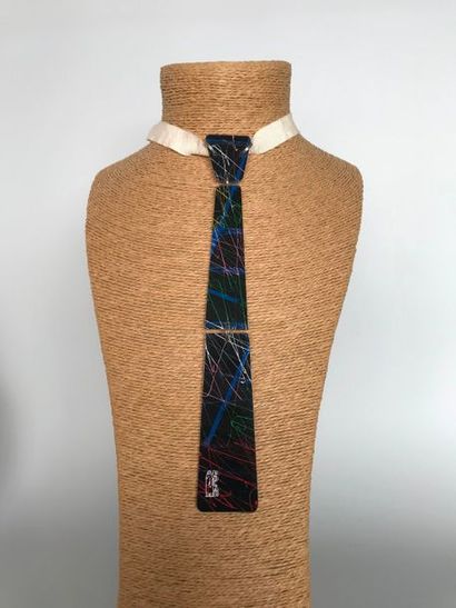 null POLAR 

Lot de 3 colliers cravate en plexi peint à la main - Hauteur : 24 cm...