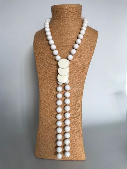 null Collier cravate de perles et pastilles de plastique blanc - Longueur : 53 cm...