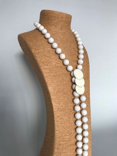 null Collier cravate de perles et pastilles de plastique blanc - Longueur : 53 cm...