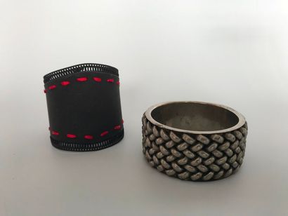null Lot comprenant : 1 Large bracelet jonc chenille en métal patiné largeur intérieure...