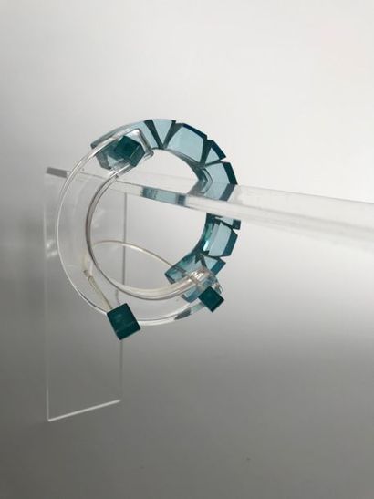 null ISAKY Paris 

Bracelet moderniste en plexiglas translucide et bleu - Diamètre...