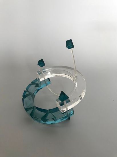 null ISAKY Paris 

Bracelet moderniste en plexiglas translucide et bleu - Diamètre...